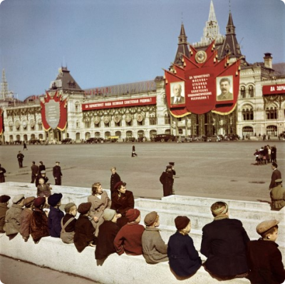 9._capa_young_visitors_waiting_to_see_lenins_tomb_at_red_square_moscow_small.jpg